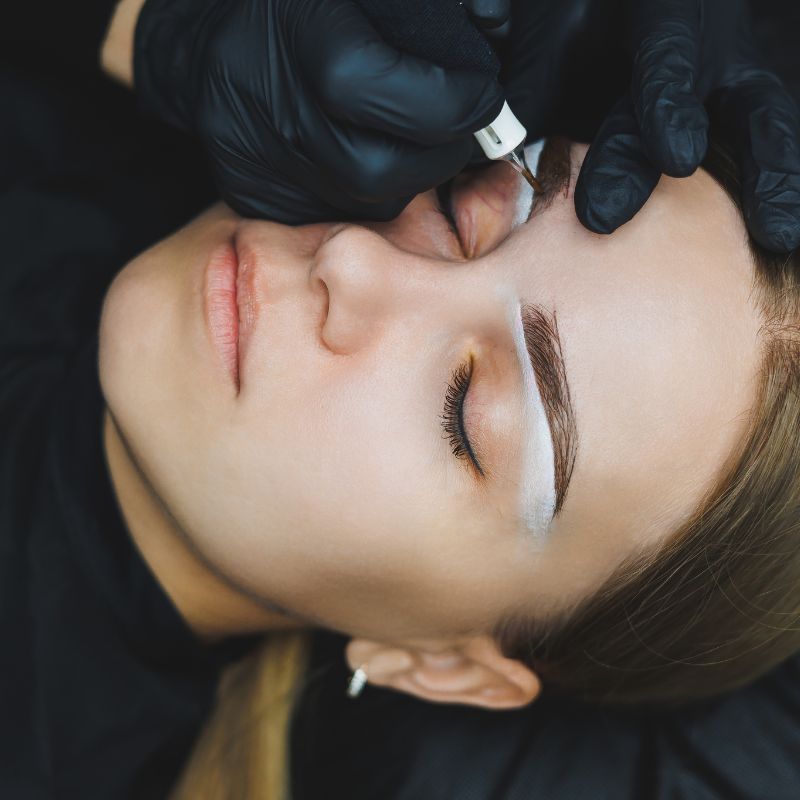 Elevate your gaze: a guide to eyelash tinting and lifting